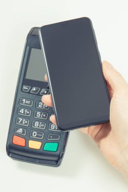 Cep telefonu ya da ödeme terminali olan akıllı telefon. Kredi kartı okuyucu. Alışveriş için para ödemeden. Finans ve bankacılık kavramı