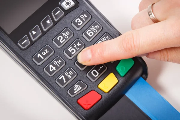 支付终端和手指输入Pin代码 信用卡阅读器用于无现金支付 财务概念 — 图库照片