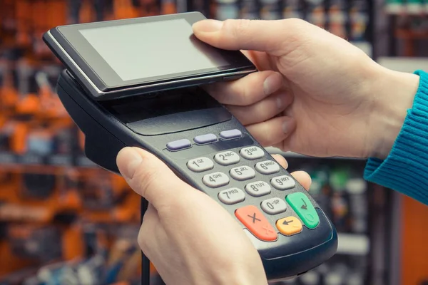 Hand Van Vrouw Die Betaalterminal Smartphone Gebruikt Contactloze Betaling Cashless — Stockfoto