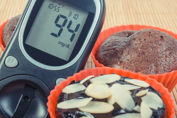 Glukometer Wynikiem Pomiaru Poziomu Cukru Świeżo Upieczonych Czekoladowych Babeczek Cukrzyca — Zdjęcie stockowe