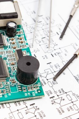 Üzerinde transistörler, rezistörler ve kapasitör olan bir devre kartı. Elektronik diyagram ve hassas aletler. Teknoloji