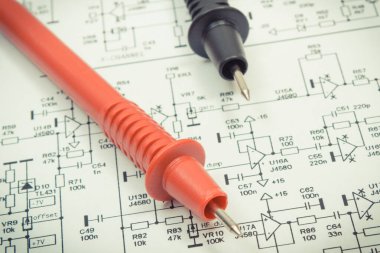 Elektronik diyagram veya elektrikli ekipman ve multimetre kablo. Teknoloji