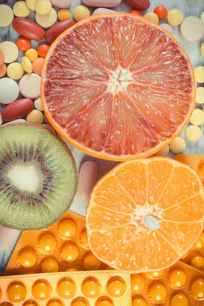 Frutas Naturales Frescas Pastillas Médicas Elección Entre Comer Frutas Tomar —  Fotos de Stock