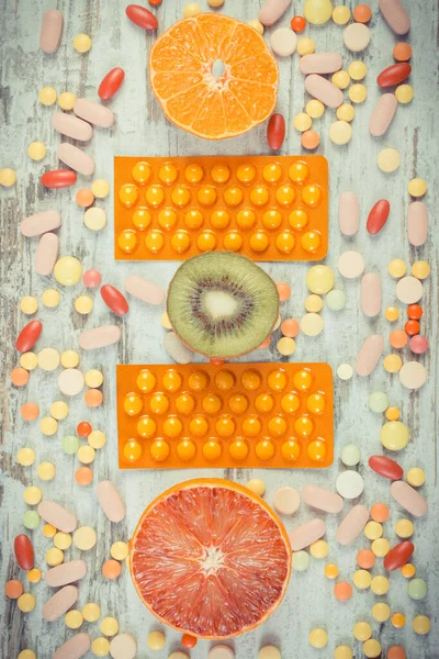 Frutas Naturales Frescas Que Contienen Vitaminas Píldoras Médicas Elección Entre —  Fotos de Stock