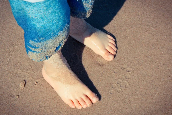 Piedi Bambino Sulla Sabbia Bambino Che Diverte Sulla Spiaggia Estate — Foto Stock