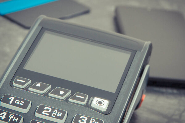 Платежный терминал, кредитная карта и смартфон. Оплата покупок без наличных. Концепция финансов и банковского дела