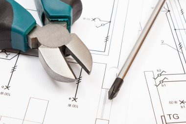 Metal pense ve elektrikli inşaat diyagramları olan tornavida. Ev konsepti inşa ediliyor
