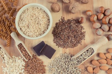 Doğal bileşenler ve magnezyum, vitamin ve beslenme lifleri içeren ürünler. Sağlıklı beslenme