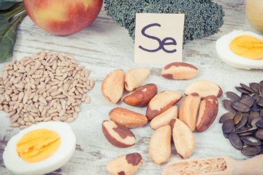 Klasik fotoğraf, doğal malzemeler veya kaynak selenyum, vitamin, mineral ve diyet lifleri olarak ürünler, sağlıklı beslenme kavramı