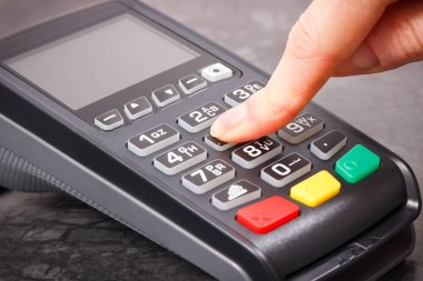PIN kodunu girmek için kredi kartı okuyucu kullanan bir kadın. Nakitsiz ödeme. Finans ve bankacılık kavramı