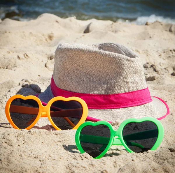 Kolorowe Okulary Przeciwsłoneczne Słomy Kapelusz Piasku Plaży Koncepcja Czasu Podróży — Zdjęcie stockowe