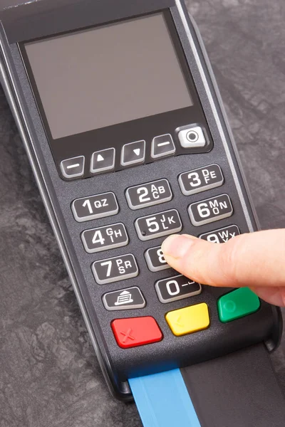 터미널에서 Pin 코드를 입력하는 쇼핑에 신용카드 — 스톡 사진