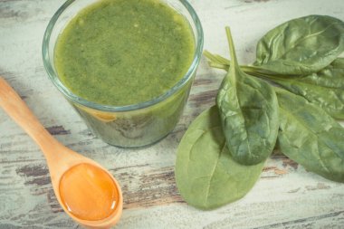 Kaynak vitamin ve mineral olarak ıspanaktan taze hazırlanmış kokteyl. Sağlıklı beslenme