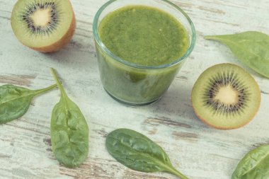 Ispanak ve kividen taze hazırlanmış kokteyl. Kaynak vitaminler ve mineraller. Sağlıklı beslenme