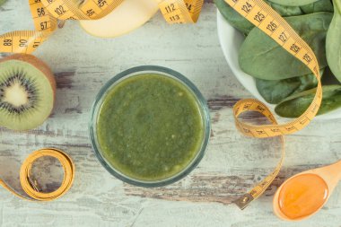 Ispanak, elma ve kividen taze hazırlanmış kokteyl. Kaynak vitaminler ve mineraller. Zayıflama ve sağlıklı beslenme