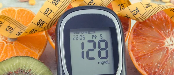 Medidor Glucosa Con Resultado Nivel Azúcar Frutas Naturales Frescas Con —  Fotos de Stock