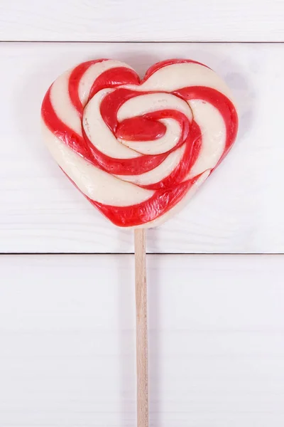 Sladké Barevné Lízátko Tvaru Srdce Jako Překvapení Pro Narozeniny Valentýna — Stock fotografie