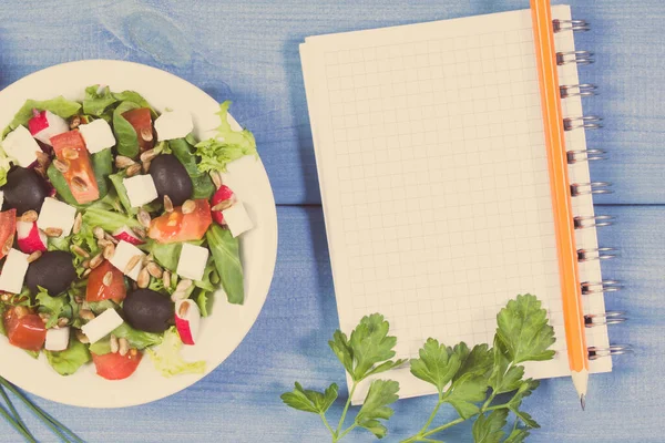 Defteri Peyniriyle Birlikte Notlar Için Taze Yunan Salatası Sağlıklı Beslenme — Stok fotoğraf