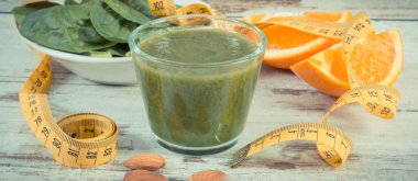 Ispanak, elma, kivi ve portakaldan taze hazırlanmış kokteyl kaynak vitamin ve mineraller olarak. Zayıflama ve sağlıklı beslenme