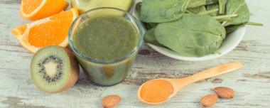 Ispanak, elma, kivi ve portakaldan taze hazırlanmış kokteyl. Kaynak vitaminler ve mineraller. Zayıflama ve sağlıklı beslenme