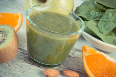 Ispanak, elma, kivi ve portakaldan taze hazırlanmış kokteyl kaynak vitamin ve mineraller olarak. Zayıflama ve sağlıklı beslenme
