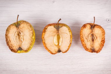 Yaşlı, buruşuk, küflü elma, sağlıksız ve iğrenç yemek.