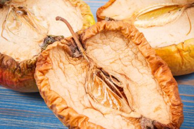 Yaşlı buruşuk küflü elma, sağlıksız ve iğrenç yemek kavramı.