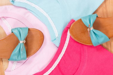 Çok renkli kadın gömlekleri ve deri sandaletler.