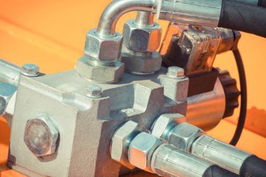 Endüstriyel ya da tarımsal makinedeki hidrolik ya da pnömatik mekanizmanın ayrıntıları ve bir kısmı. Teknoloji ve mühendislik