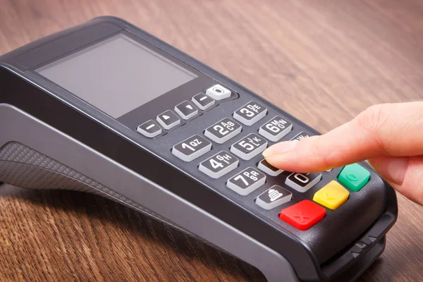Betalningsterminal Och Finger Som Anger Pin Kod Kreditkortsläsare Som Använder — Stockfoto