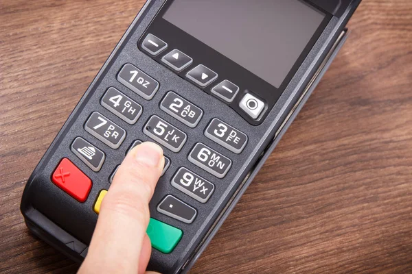 Hand Van Vrouw Die Creditcardlezer Gebruikt Pincode Voeren Betaald Zonder — Stockfoto