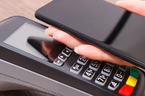 Creditcard Lezer Mobiele Telefoon Gebruiken Voor Cashless Betalen Betaalterminal Financierings — Stockfoto