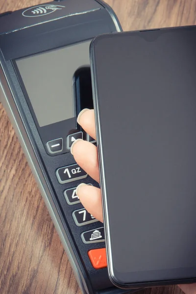 Creditcard Lezer Mobiele Telefoon Gebruiken Voor Cashless Betalen Betaalterminal Financierings — Stockfoto