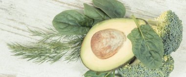 Klasik fotoğraf, kaynak vitamin ve mineral olarak doğal yeşil meyve ve sebze, sağlıklı beslenme kavramı.