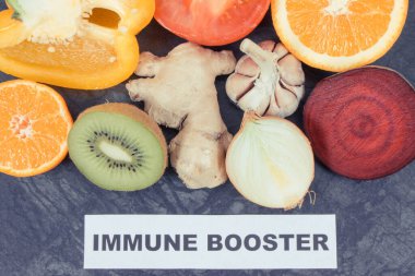 Taze meyve ve sebzeli bağışıklık güçlendirici. Doğal vitaminler, mineraller ve beslenme lifleri