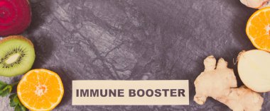 Taze olgun meyve ve sebze çerçevesi. Kaynak vitaminler ve mineraller. Covid-19 zamanlarında doğal bağışıklık güçlendirici. Metin veya yazı için yer