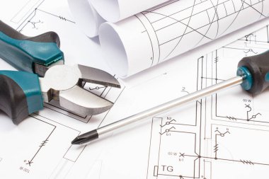 Metal pense, tornavida ve elektrik tesisatı olan konut planlarının şeması. Ev konsepti inşa ediliyor