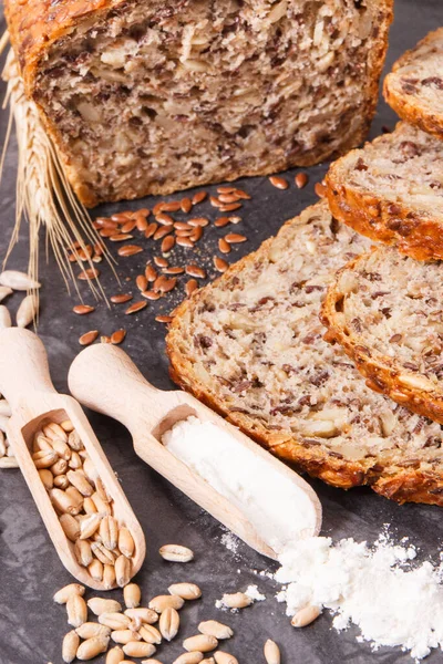 Brood Van Vers Gebakken Volkoren Brood Voor Het Ontbijt Ingrediënten — Stockfoto