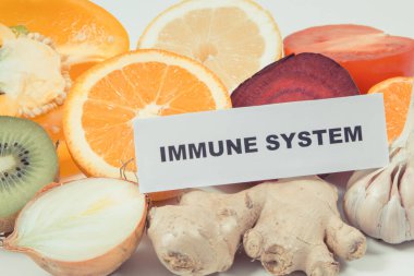 Yazıt bağışıklık sistemi ve sebzeli taze olgun meyveler. Doğal, sağlıklı vitaminler ve mineraller. Covid-19 zamanlarında faydalı yiyecekler