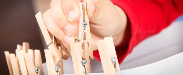 Preescolar Jugando Con Clip Madera Desarrollo Habilidades Motoras Para Niños — Foto de Stock