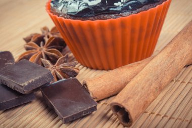 Taze pişmiş ev yapımı çikolatalı kekler ve malzemeler. Tatlı nefis.