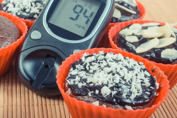 Şeker Seviyesini Ölçmek Ölçmek Için Glikoz Ölçer Taze Çikolatalı Kek — Stok fotoğraf