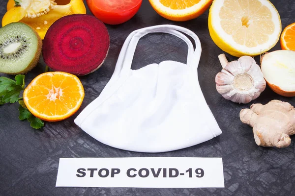 Taze Meyve Sebzeler Sağlıklı Vitaminler Mineraller Koruyucu Maske Olarak Kullanılıyor — Stok fotoğraf