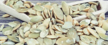 Doğal vitamin ve mineral içeren kabak tohumları. Sağlıklı besleyici yiyecekler