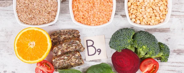 B9 vitamini içeren besleyici ürünler, doğal mineral ve folik asit kaynakları, sağlıklı beslenme kavramı
