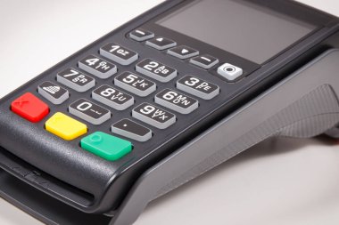 Kredi kartı okuyucu, nakit ödemelerde kullanılan bir cihaz. Ödeme terminali. Finans ve bankacılık kavramı