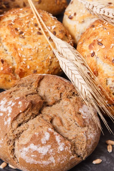 Panini Integrali Croccanti Appena Sfornati Colazione Con Semi Spighe Segale — Foto Stock