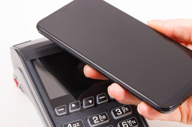 Cep telefonu ya da ödeme terminali olan akıllı telefon. Kredi kartı okuyucu. Alışveriş için para ödemeden. Finans ve bankacılık kavramı