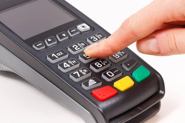 Mão Mulher Que Introduz Código Pin Terminal Pagamento Sem Dinheiro — Fotografia de Stock