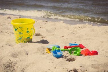 Çocuklar dinlenmek ya da kumsalda oynamak için plastik oyuncaklar. Yaz, tatil ve çocuk gelişimi